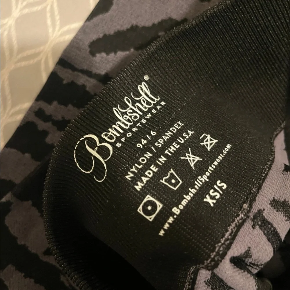 Bombshell Sportswear Tiger Print Black Leggings XS/S - Picture 5 of 6